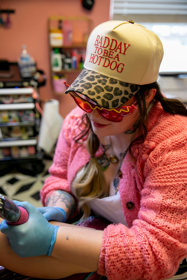Alukx Alexi performing a tattoo